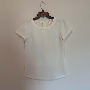 Women’s Size 2 Banana Republic 100% Polyester Short Sleeved Shirt w/ Zip Back